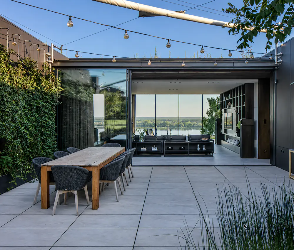 Terrasse contemporaine ouverte sur le séjour, près du Léman — visuel Invest Prestige