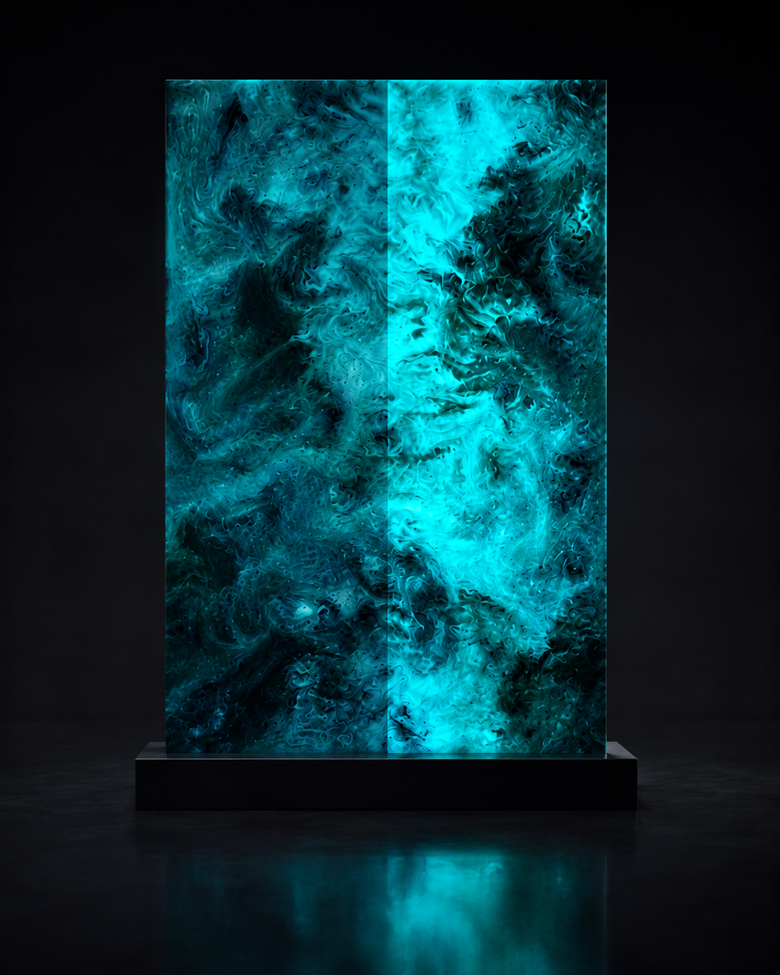 Pierre lumineuse coloris Abysse — à gauche vue de jour, à droite luminescence teal profonde phosphorescente