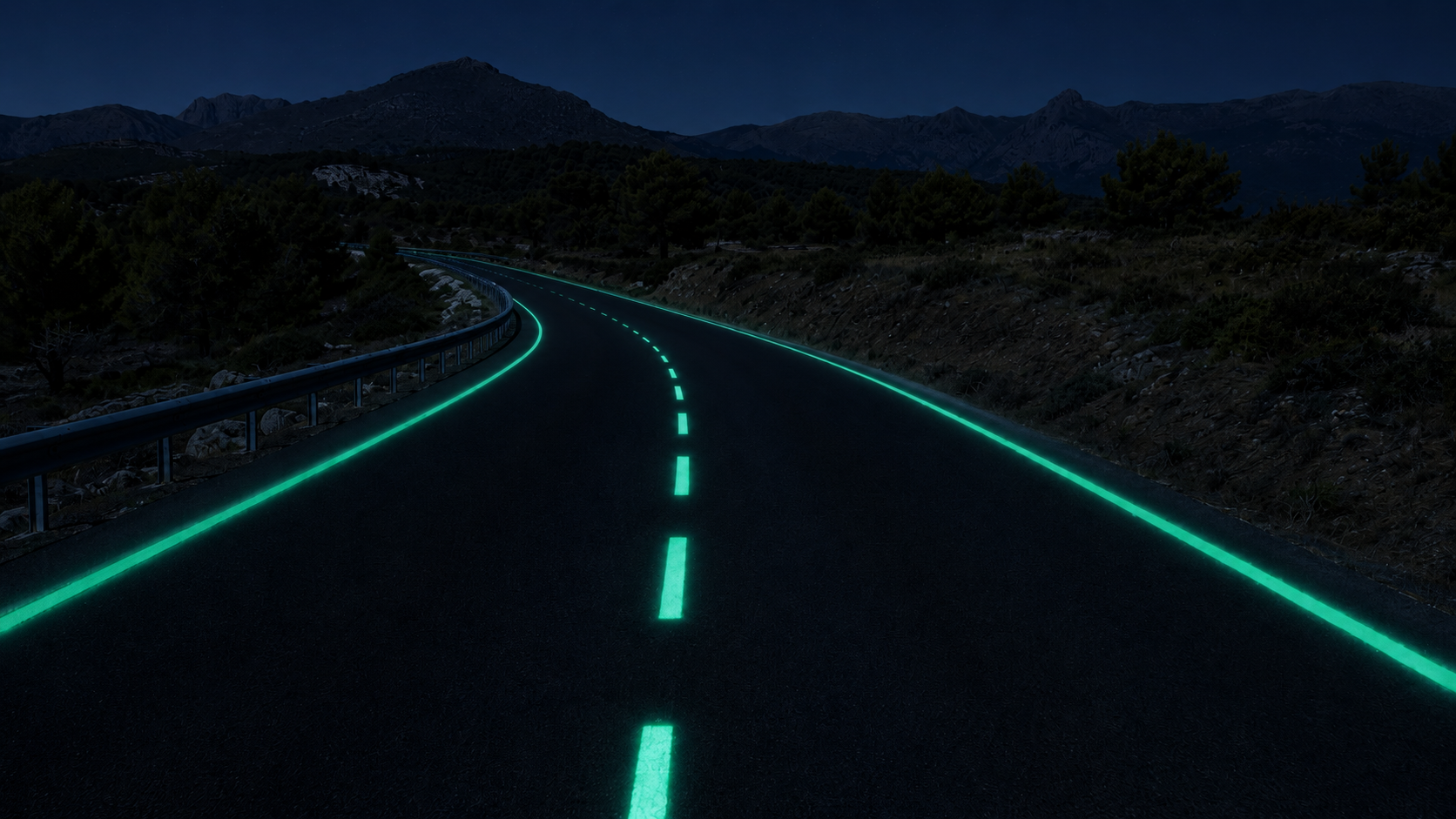 Même route la nuit — bande de marquage en pierre lumineuse vert phosphorescent qui balise le tracé