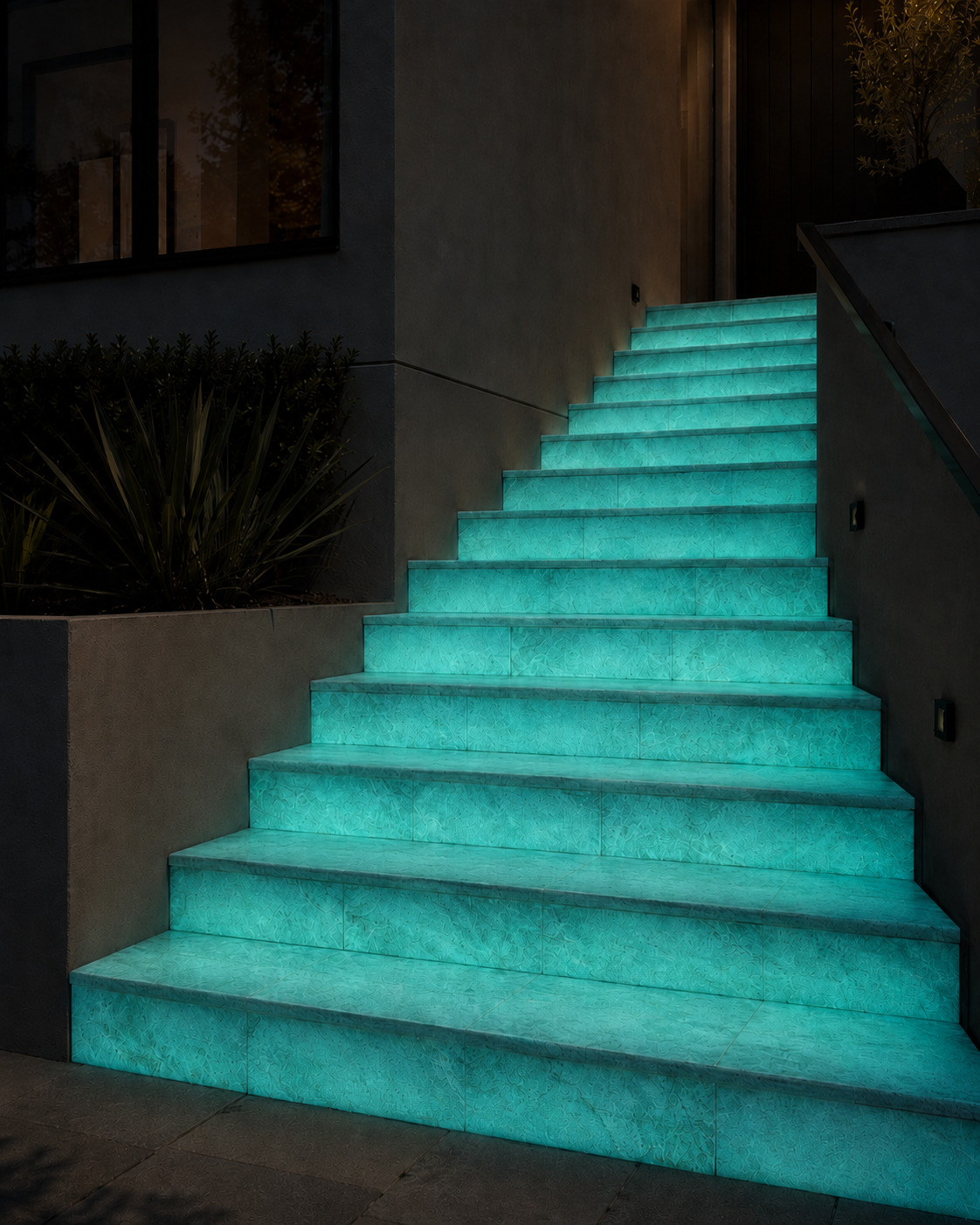 Même escalier la nuit — marches en pierre lumineuse turquoise qui balisent chaque marche